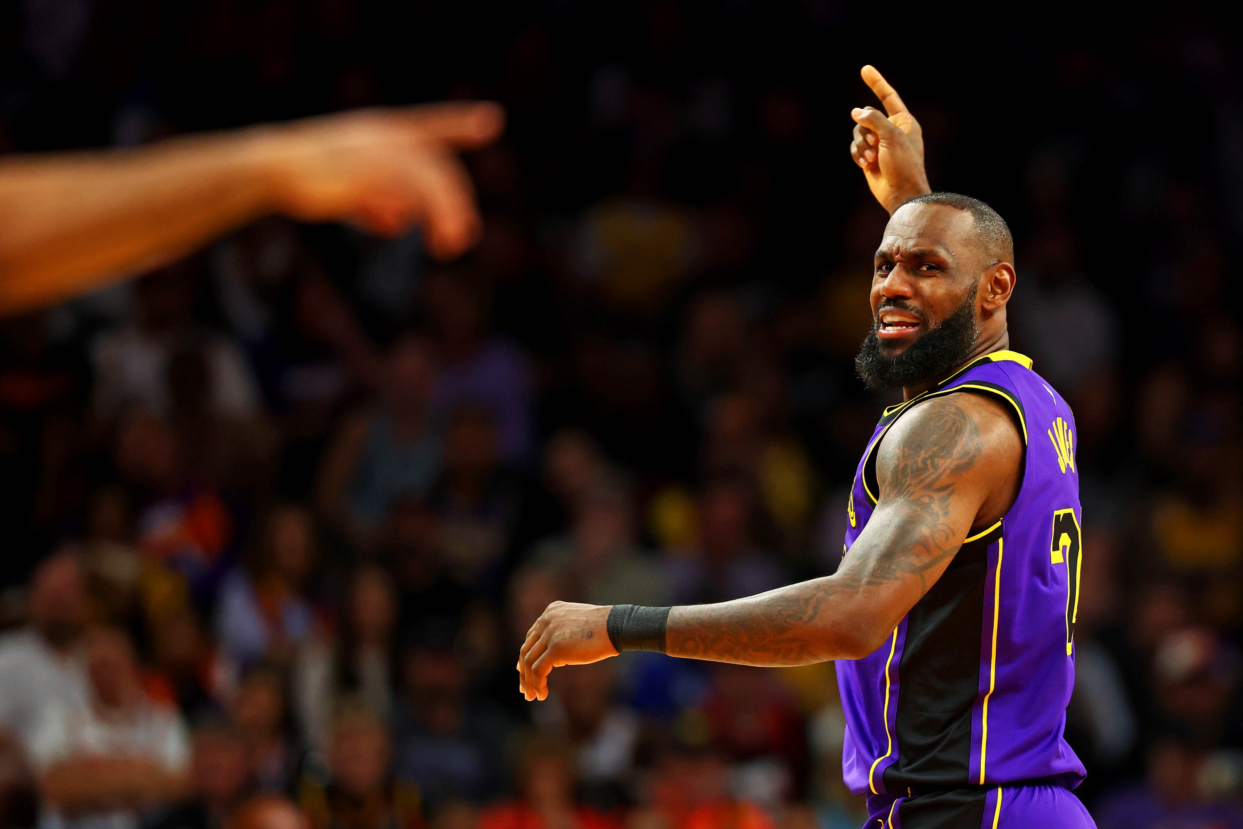 湖人战胜灰熊，詹皇32+10