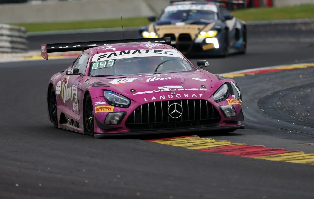 阿斯顿马丁鏖战红牛车队，皮亚斯特里统治全场